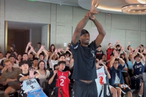 媒体人：小卡特意要吃乔治吃了两碗的兰州牛肉拉面 吃完很满意