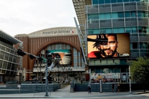 独行侠主场外惊现东契奇广告！独行侠管理层要求将其挪远一点！