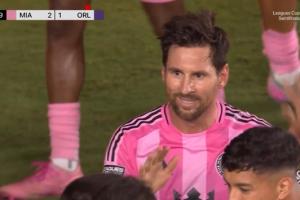 梅西梅开二度后和队友激动庆祝，头发都立起来了