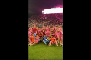 双喜临门！布斯克茨完成迈阿密国际100场里程碑，全队合影留念