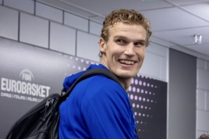 芬兰主场揭幕战即将开打！爵士晒马卡照片：如果准备好了请微笑