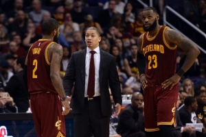 卢：当詹姆斯得知欧文被交易至绿军后 他很崩溃坐了10分钟没说话