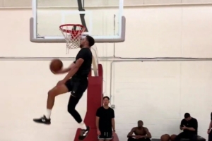 这个打几分？美媒晒拉文胯下换手扣篮：他依旧能跳