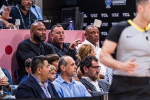 字母哥率希腊首战意大利 里弗斯&哈姆&雄鹿GM现场看球