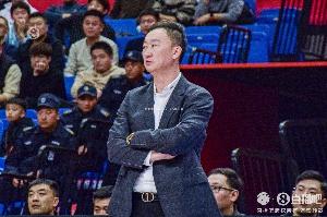 媒体人：9名球员离开了青岛 球队阵容十分年轻 王奕博会带来经验