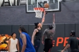 训练师晒杰伦-格林近期5v5视频 过人上篮一气呵成