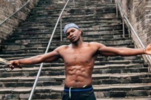 周玲安：爱德华兹说长城真的很难爬很陡 他现在是真正的好汉了