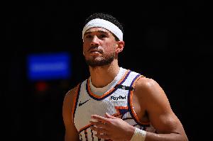 队史第一！太阳官方晒布克生涯进球特效视频 70分生涯夜&多次绝杀