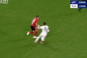 动作稍大！杨世元亮鞋底飞铲罗慕洛，外籍主裁果断掏出黄牌