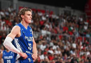 杀疯了！马尔卡宁释放自我无视防守 14分钟15投9中半场爆砍29分