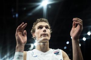 在爵士憋坏了~马尔卡宁欧锦赛2战场均仅打27.8分钟 狂轰35.5分3断