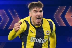 记者：利雅得新月正在谈判引进费内巴切19岁后卫阿克西切克