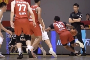 季后赛首场结束，一起听听香港金牛解指导与卡尔顿对比赛的点评吧