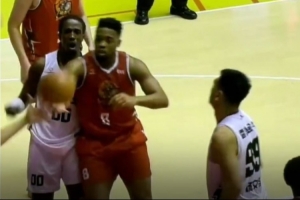 轻松写意！香港金牛展现全能身手 面对防守人总能将球轻松打进！