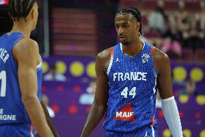 高效+优秀护筐！萨尔替补出战21分钟 6中5得12分5板1断2帽