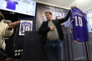 卖了5.2万欧！队报：一件齐达内的98世界杯决赛球衣被质疑真假