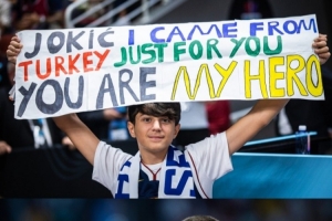 值了！小球迷从土耳其到里加只为看约基奇 后者爆砍39+10带队险胜