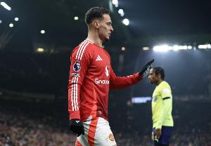 天空体育：曼联与贝蒂斯仍在谈判安东尼的转会，需要球员本人让步