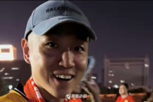 山东男篮球星高诗岩现场看中超 同城球队山东泰山已4-0领先国安