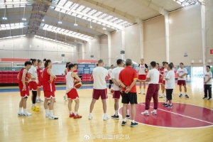 集训过半！中国女篮观看纪录片 将理论认知转化为实践创新动力