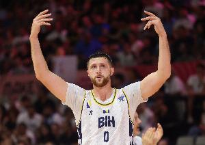 难救主！努尔基奇出战25分钟 16中8空砍21分10板3助