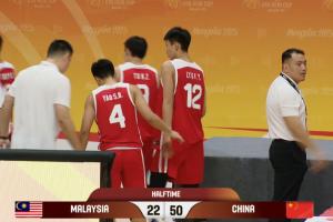 没啥压力！中国男篮U16半场50-22领先马来西亚！两节均得到25分