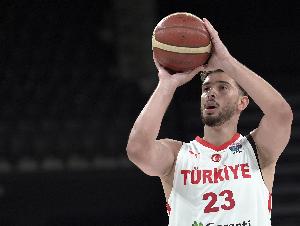 无解表现！申京13中8&三分3中2轻砍21分8板5助 连续3场砍下20+5+5