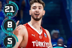 申京13投8中&三分3中2得到21分8板5助 赛后当选全场最佳