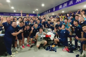 绝杀申花！三镇赛后在更衣室激情庆祝胜利，全队拍大合照