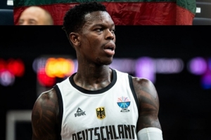 抵制种族歧视！昨日比赛众多球迷举牌支持施罗德