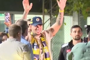 记者：埃德森已抵达土耳其，并向等候的费内巴切球迷致意