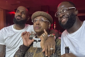 心情大好！好友举行50岁生日派对 詹姆斯 追梦出席派对并载歌载舞