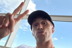 心情不错！转会曼联告吹，大马丁奔赴国家队&社媒晒“比耶”自拍