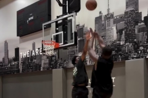 出手很柔和！知名训练师晒杰伦-布朗练习单打的视频