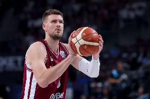 两分这么准为啥偏爱三分！波津小组赛两分命中率80% 三分仅为20%