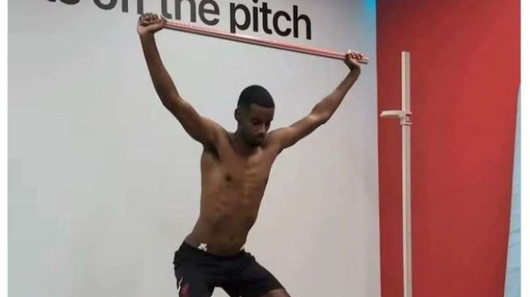 精瘦！利物浦晒伊萨克体检视频，后者身材遭调侃：罢训还绝食了？