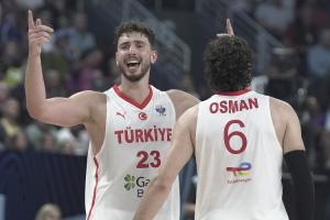 vs约基奇砍28+13+8！申京小组赛场均轰21.6+9.6+6.8 命中率65.6%