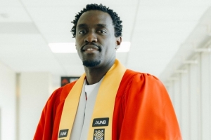 西亚卡姆获荣誉博士学位 并设立奖学金回馈家乡学子