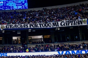 纪念碑球场球迷拉出的横幅：“谢谢你，我的队长❤️