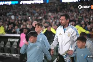 主场告别战？梅西牵着三个儿子出场