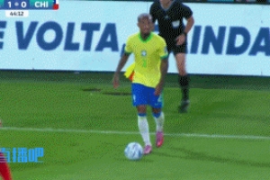智利后卫身后犯规主裁一开始向其出示红牌，回看后改判黄牌