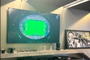 心系国家队！内马尔在电视机前观看世预赛：加油巴西