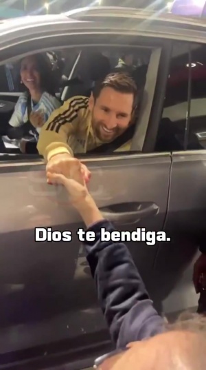 传奇见传奇！梅西赛后离场与阿根廷歌手查理-加西亚亲切握手