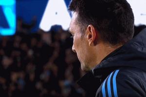 这表现经常见！在梅西梅开二度之后，主帅斯卡洛尼反应如下