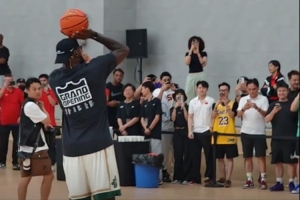 老詹的小腿比赵睿的细詹姆斯小试牛刀连续试投多次命中