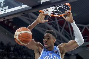 掌握命运！字母哥摧毁西班牙内线 爆砍25分14板9助淘汰对手锁第1