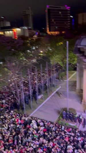 人山人海！巴拉圭街头夜晚万人空巷，欢呼高唱庆祝球队进世界杯！