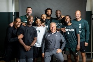 都是校友！太阳老板&追梦&小乔&蒂尔曼等人返校参加篮球活动