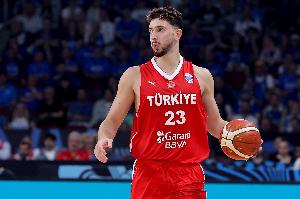 篮下就是打不进！申京半场抢4个前场板 但10投仅3中拿到7分