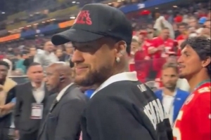 忙里偷闲，内马尔现场观战NFL橄榄球比赛